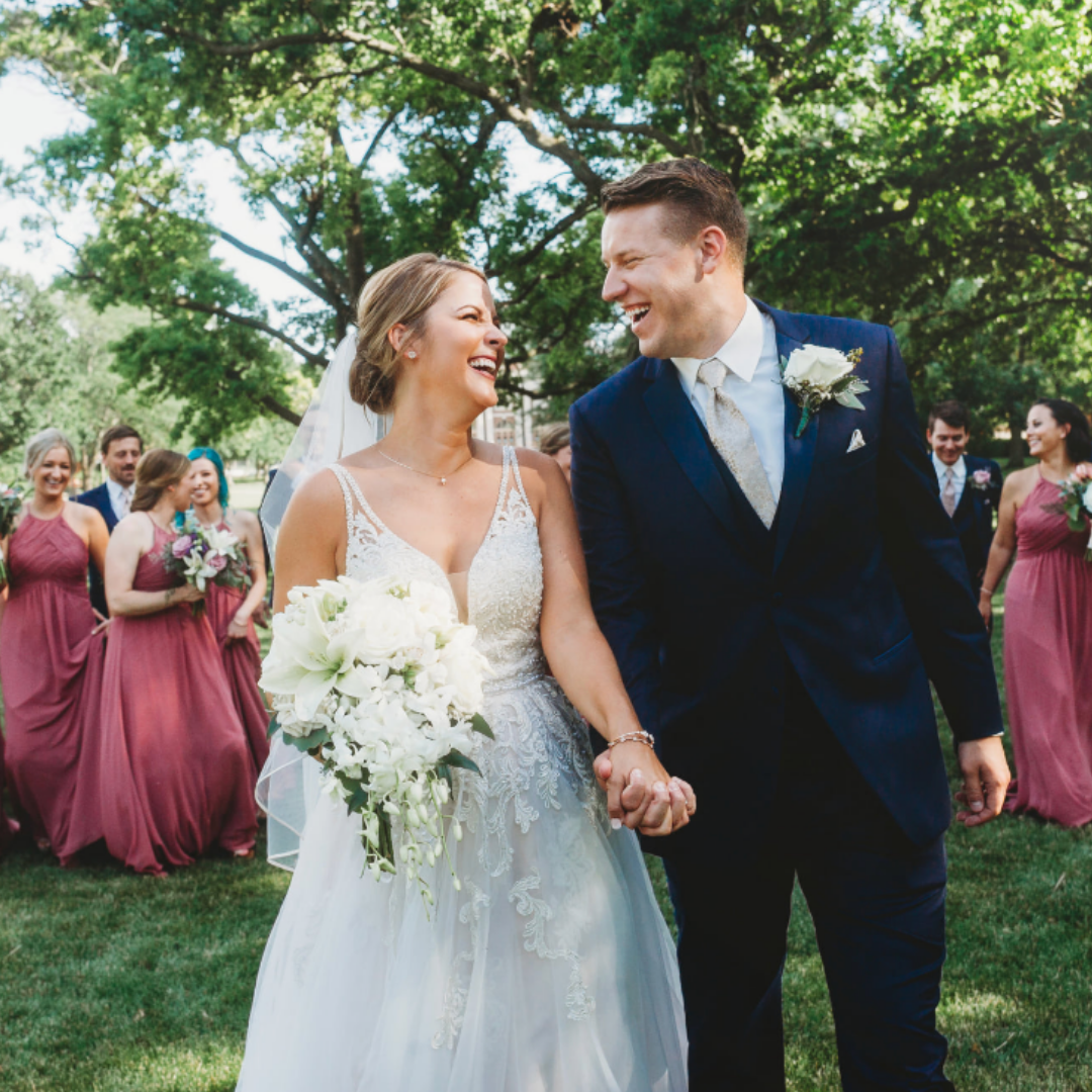How to have a Simple, but still Chic Wedding Bouquet. Desktop Image
