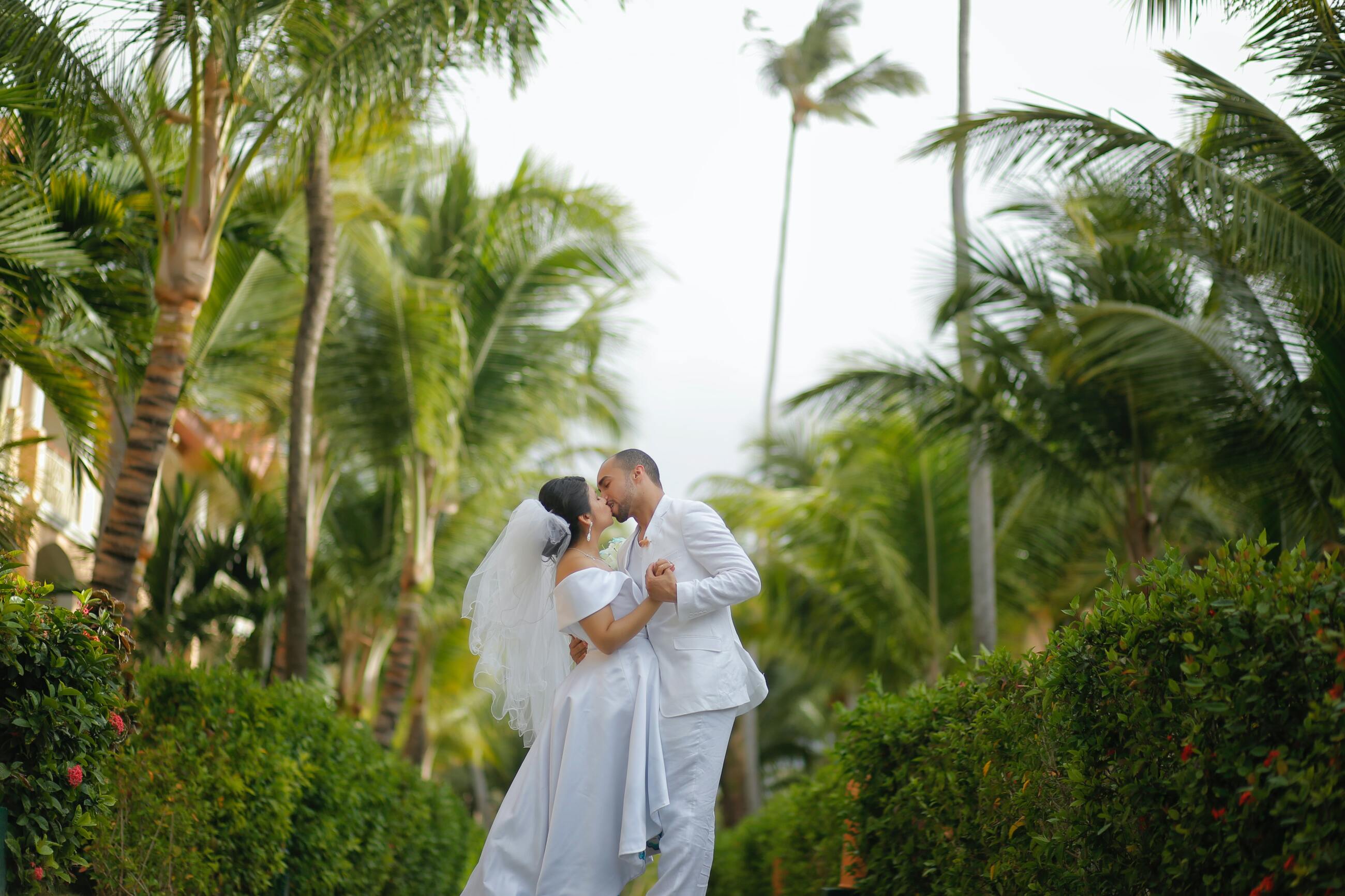 Guide to Planning a Destination Wedding. Desktop Image